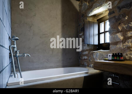 Tenaro blau Retreat in Mani, Griechenland. Blick auf ein Bad mit Wanne und Stein Wände. Stockfoto