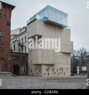 Das Museum für architektonische Zeichnung in Berlin. Außenansicht des Museums mit Architekturskizzen geätzt in die Wände. Glasbausteine an der Spitze. Stockfoto