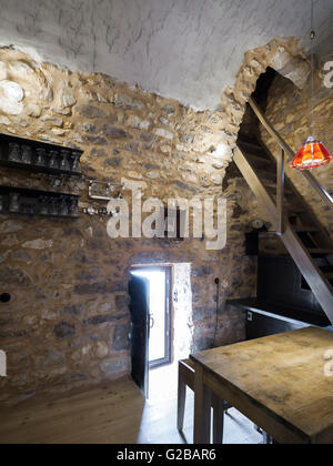 Tenaro blau Retreat in Mani, Griechenland. Innenansicht des Gästehauses mit einer Steinmauer und Treppe. Stockfoto