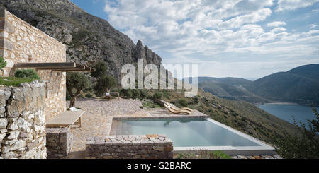 Tenaro blau Retreat in Mani, Griechenland. Die steinernen Terrasse und Pool außerhalb der Rückzug. Blick auf die Berge im Hintergrund. Stockfoto