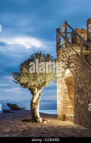 Tenaro blau Retreat in Mani, Griechenland. Außenansicht des eine Nische in einer Steinmauer und einem Baum. Stockfoto