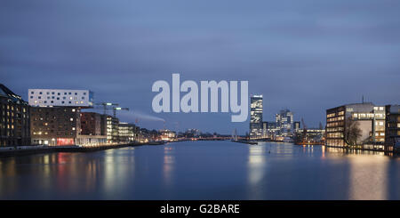 Musik & Lifestyle Hotel nhow Berlin, Berlin, Deutschland, von NPS Tchoban Voss. Fernblick in der Nacht das Hotel Nhow über den Fluss. Stockfoto