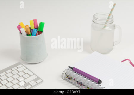 Kleinbetrieb-Office-Hintergrund von oben den Schreibtisch gesehen Stockfoto