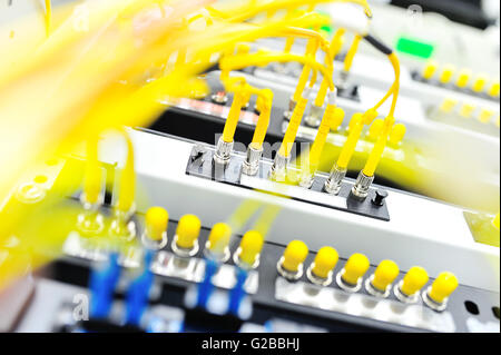 Glasfaser mit Servern in einem Rechenzentrum Technologie. Stockfoto