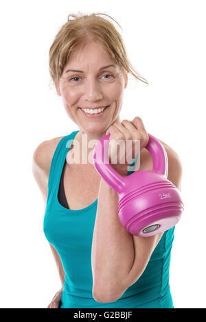 Schuss von einem Fitness-Modell hält eine rosa Kettlebell in ihrer linken Hand, isoliert auf weiss hautnah Stockfoto