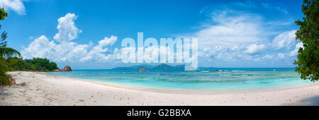 Panoramablick auf tropischen Anse schwere Strand auf der Insel la Digue auf den Seychellen Stockfoto