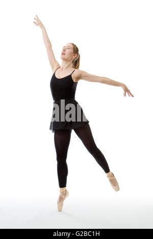 Voller Länge Studioaufnahme von einer Ballerina Modell En Pointe, tragen alle schwarze Tanz Outfit.  isoliert auf weiss Stockfoto