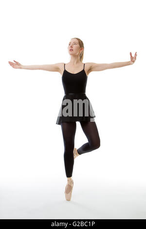 Voller Länge Studioaufnahme von einer Ballerina Modell En Pointe, tragen alle schwarze Tanz Outfit.  isoliert auf weiss Stockfoto