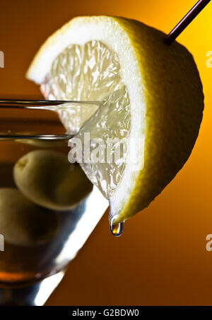 Glas Martini mit Zitronen und grünen Oliven Stockfoto