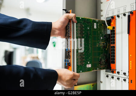 Netzwerk-Switch im Zentrum Datenraum zu beheben. Stockfoto