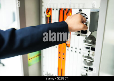 Netzwerk-Switch im Zentrum Datenraum zu beheben. Stockfoto