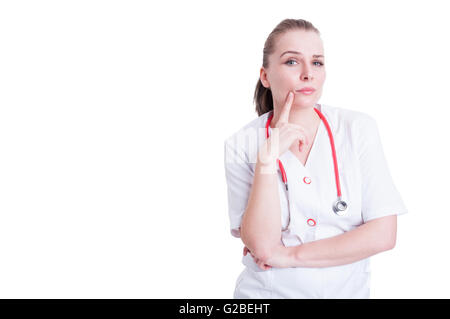 Schöne Ärztin meditieren und denken an etwas isoliert auf weißem Hintergrund mit Exemplar Stockfoto