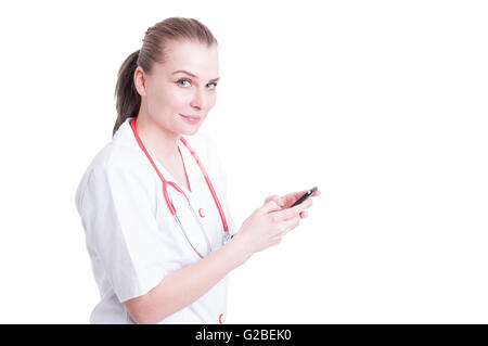 Arzt Frau mit Smartphone und lächelte freundlich und weibliche Ansprechpartner Konzept isoliert auf weißem Hintergrund Stockfoto