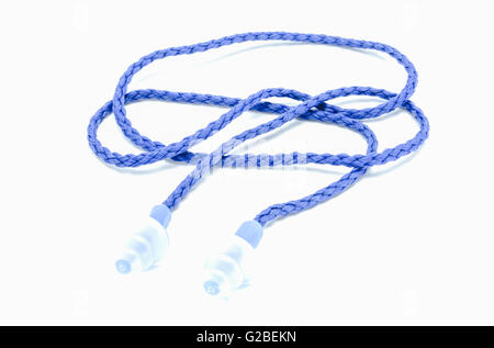 Blaue Ohrstöpsel zur Lärmminderung auf weißem Hintergrund. Stockfoto