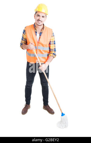 Junge Konstruktor mit Mop bereit zu reinigen Sie den Boden in Arbeitskleidung und Helm isoliert auf weißem Hintergrund Stockfoto