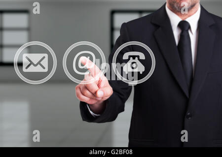 Kontaktieren Sie unser Unternehmenskonzept mit Geschäftsmann e-Mail-Taste am futuristischen transparente Leinwand Stockfoto