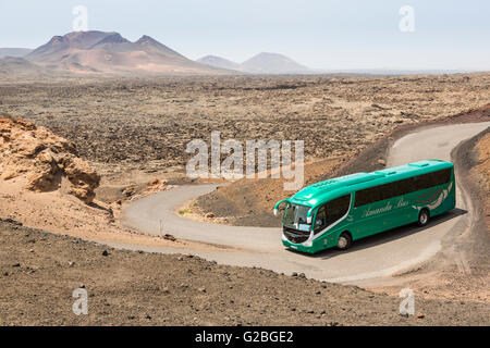 Tour-Bus unterwegs durch den Parque Zeit Timanfaya, Lanzarote, Kanarische Inseln, Spanien Stockfoto