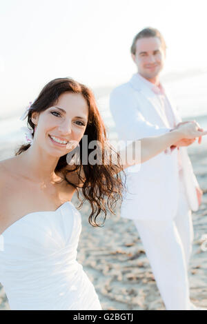 Braut und Bräutigam am Strand, Ibiza, Spanien Stockfoto