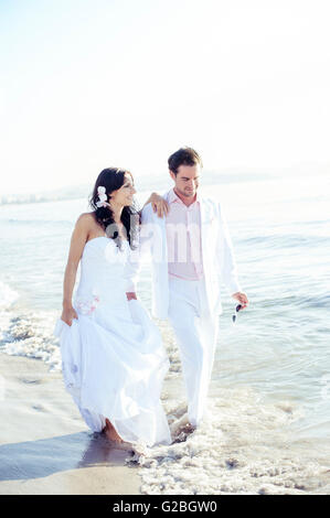 Braut und Bräutigam zu Fuß am Strand, Spanien Stockfoto