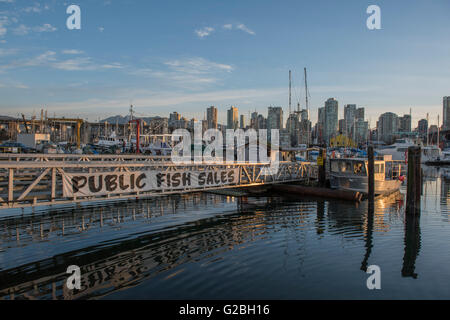 Fischer Wharf Schild verkaufsfördernde Fisch, Granville Island, False Creek, Vancouver BC Stockfoto