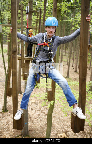 Angeseilt junge Klettern im Klettergarten, Karlovy Vary Region, Böhmen, Tschechien Stockfoto