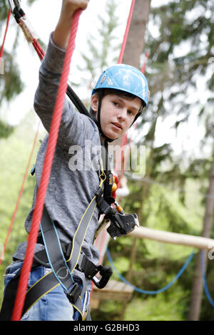 Angeseilt junge Klettern im Klettergarten, Karlovy Vary Region, Böhmen, Tschechien Stockfoto