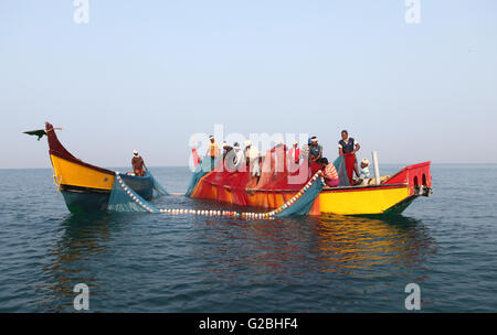 Lokale Fischer bringen in den Netzen auf ihr Boot, Varkala, Kerala, Indien Stockfoto