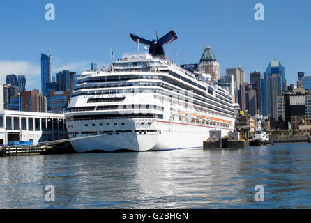 Carnival Splendor Kreuzfahrtschiff vor Anker im Hafen von New York, USA Stockfoto