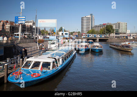 Pier, Boote für Provinz Kanal Kreuzfahrten, Amsterdam, Nordholland, Niederlande Stockfoto