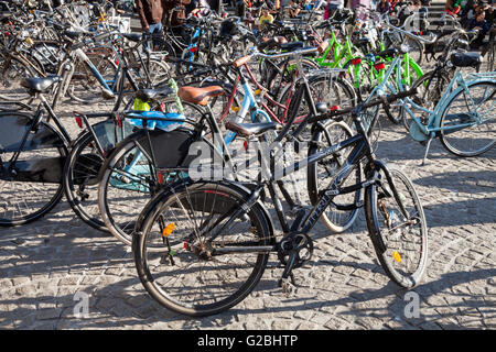 Fahrräder geparkt auf dem Dam, Amsterdam, Provinz Nordholland, Niederlande Stockfoto