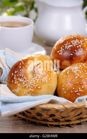 Brötchen mit Sesam in einem Korb auf Tisch Stockfoto