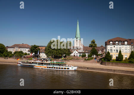 Stadtbild mit Weser-Ufer und Luther Church, Holzminden, Weserbergland, Niedersachsen, Deutschland Stockfoto