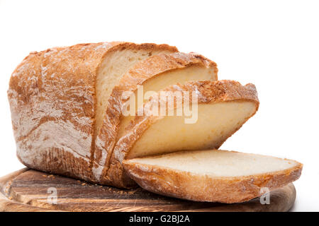 Hausgemachtes Brot in Scheiben geschnitten auf Holz und weißem Hintergrund Stockfoto