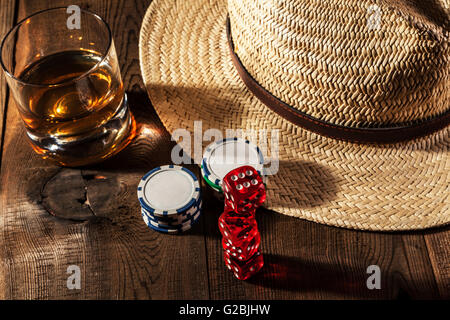 Alkohol und Würfel auf braunen Holz Tisch Stockfoto