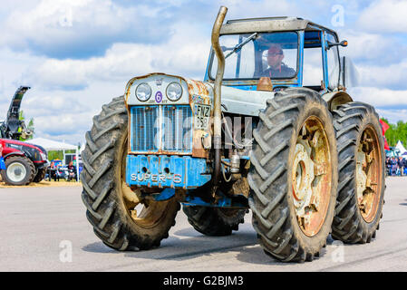 Emmaboda, Schweden - 14. Mai 2016: Wald und Traktor (Skog och Traktor). Vintage classic-Traktoren auf der Parade. Hier ein Blau und Stockfoto