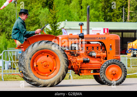 Emmaboda, Schweden - 14. Mai 2016: Wald und Traktor (Skog Och Traktor) fair. Klassische Oldtimer Traktoren auf der Parade. Hier eine orange Stockfoto