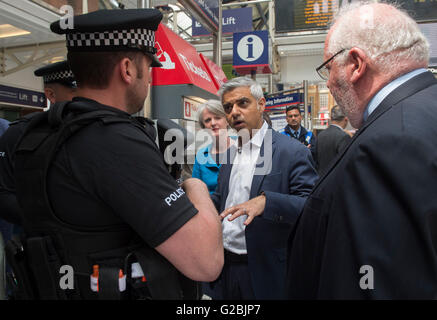 Bürgermeister von London Sadiq Khan (Mitte) während einer Routine-Operation mit British Transport Police Officers an der Liverpool Street Station in London, ist als er verkündete, dass ehemalige Metropolitan Police Authority Vorsitzender Herr Harris ist eine Überprüfung in London wie bereit zu führen, einen großen Terroranschlag anzugehen. Stockfoto