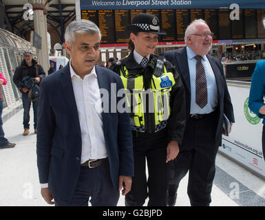 Bürgermeister von London Sadiq Khan (links) und Herrn Harris (rechts) während einer Routine-Operation mit British Transport Police Officers an der Liverpool Street Station in London, ist als er verkündete, dass ehemalige Metropolitan Police Authority Vorsitzender Herr Harris ist eine Überprüfung in London wie bereit zu führen, einen großen Terroranschlag anzugehen. Stockfoto