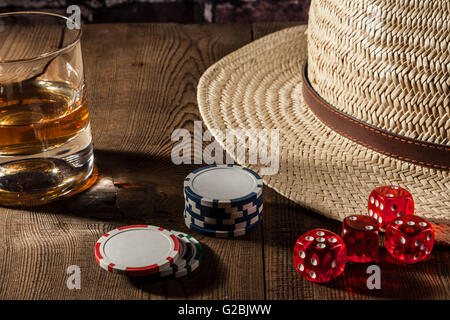 Würfel und Chips auf braunen Holz Tisch Stockfoto