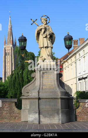 Statue von Johannes von Nepomuk (1345-1393) in der Nähe von Church of Our Lady (13.-15. Jahrhundert) in Brügge, Belgien Stockfoto