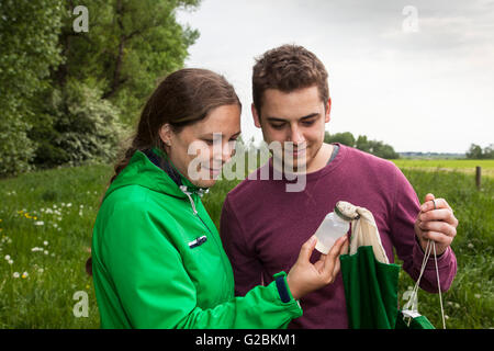 Biologe auf einer Exkursion in einer Natur behalten in der Niederrhein-Kontrolle ihrer Wasserproben. Stockfoto