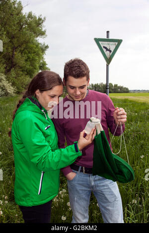 Biologe auf einer Exkursion in einer Natur behalten in der Niederrhein-Kontrolle ihrer Wasserproben. Stockfoto