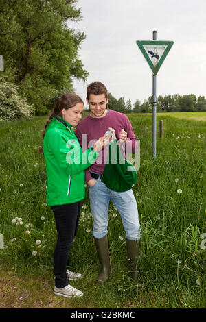 Biologe auf einer Exkursion in einer Natur behalten in der Niederrhein-Kontrolle ihrer Wasserproben. Stockfoto