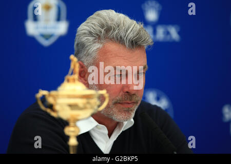 Europäische Kapitän für die 2016 Ryder Cup Darren Clarke anlässlich einer Pressekonferenz, wo er Dänemarks Thomas Bjorn, Padraig Harrington Irlands und Schottlands Paul Lawrie als angekündigt seine ersten drei Vize-Kapitäne für den Wettbewerb gegen die Vereinigten Staaten im Hezeltine National Golf Club September tagsüber zwei der BMW PGA Championship im Wentworth Club, Windsor. Stockfoto