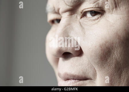 Gesicht eines älteren Mannes Blick in die Kamera. Horizontale Foto Stockfoto