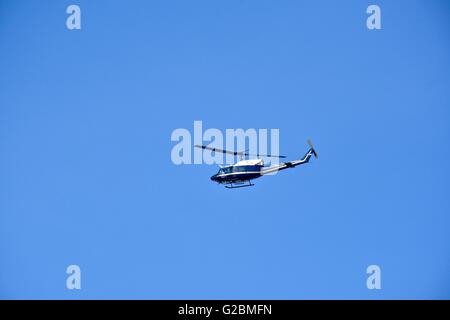 Ein Hubschrauber schwebt über der Annapolis-Hafen in der Nähe der Naval academy Stockfoto