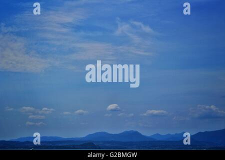 Blauer Himmel über blauen Berge in der Ferne Stockfoto
