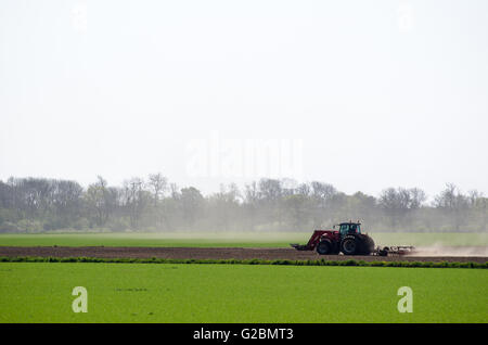 Traktor mit viel Staub in der Luft in trockenen Bereichen tätig Stockfoto