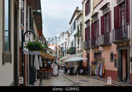 Straße mit Geschäften und Cafés im Zentrum von Funchal, Madeira, Portugal. Mit Menschen außerhalb Café sitzen. Stockfoto