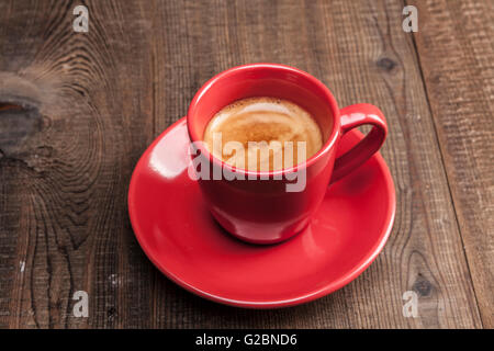 Kaffee in roten Becher auf Holztisch Stockfoto